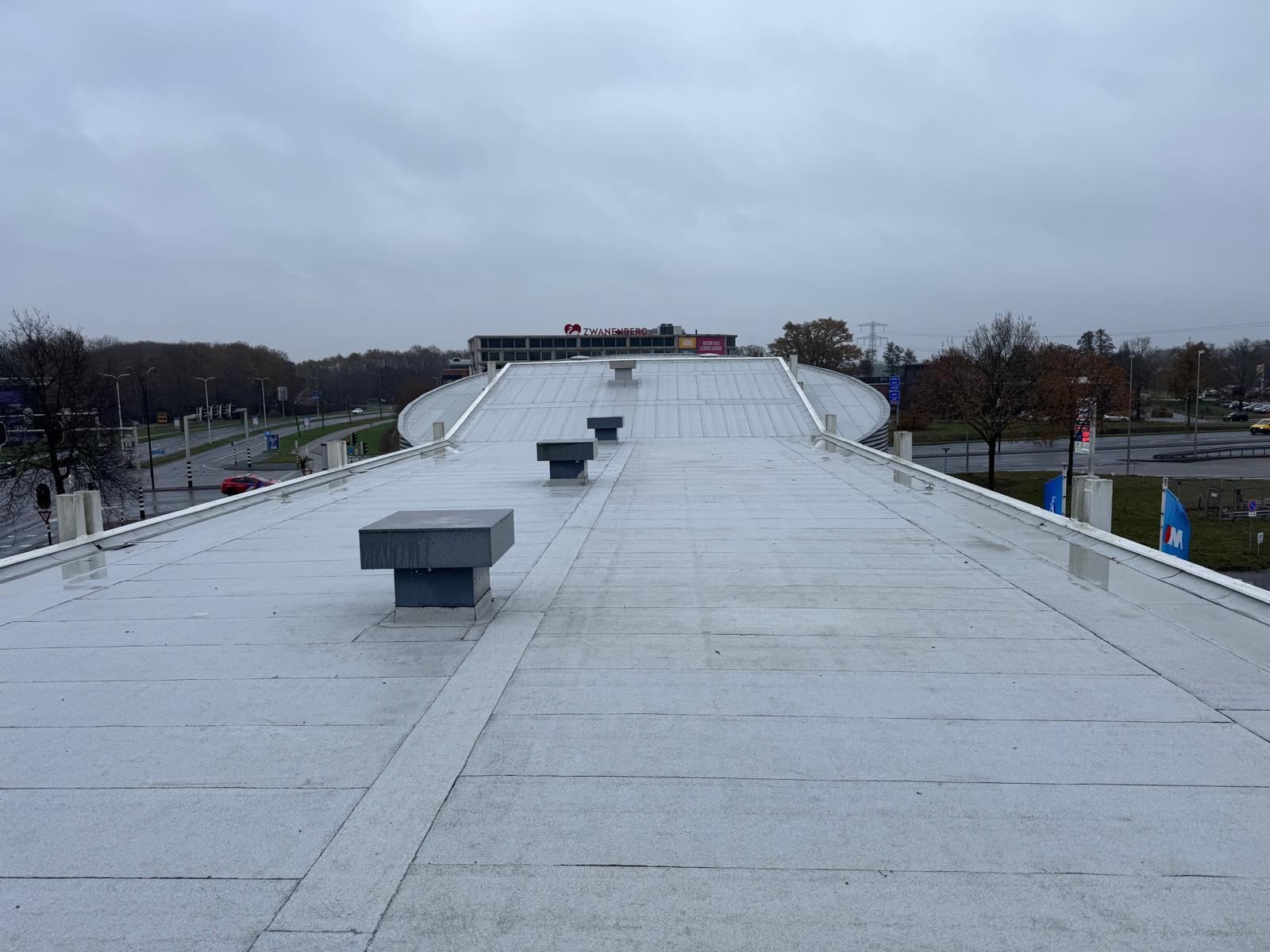 md-dakwerk-dakdekker-steenwijk-bedrijfspand-witte-dakbedekking.jpg Grootschalige witte dakbedekking op het platte en hellende dak van een bedrijfspand, gerealiseerd door MD Dakwerk, uw dakdekker in Steenwijk.
