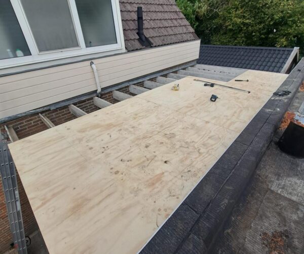md-dakwerk-dakdekker-dedemsvaart-plat-dak-renovatie.jpg Plat dak renovatie en het plaatsen van nieuw houten dakbeschot door MD Dakwerk, dakdekker in Dedemsvaart.