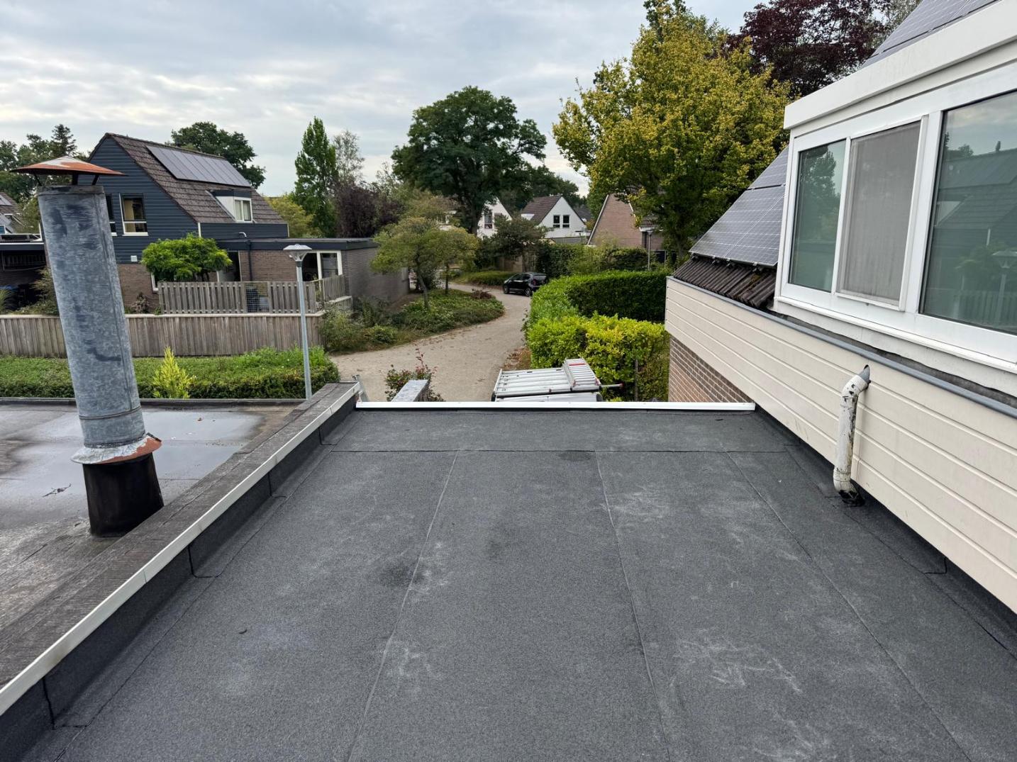 md-dakwerk-dakdekker-dedemsvaart-bitumen-plat-dak.jpg Professioneel gelegde bitumen dakbedekking op een plat dak door MD Dakwerk, uw dakdekker in Dedemsvaart.