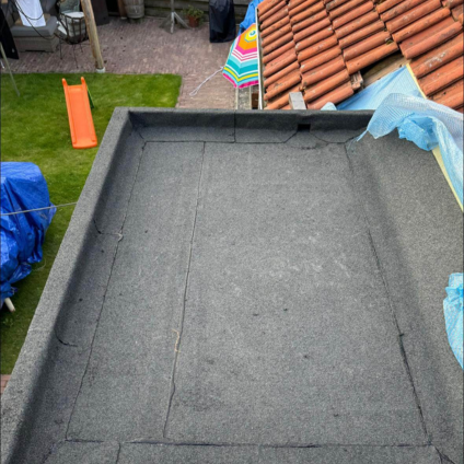 akdekker-assen-plat-dak-aanbouw.jpg Preventief dakonderhoud aan bitumen dakbedekking door dakdekkersbedrijf MDD in Assen.