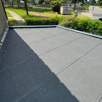 dakdekker-assen-plat-dak-dakleer.jpg Professionele dakreparatie en bitumen dakbedekking door Dakdekkersbedrijf MDD, uw ervaren dakdekker in Assen.