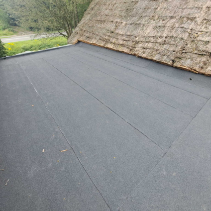 dakdekker-assen-plat-dak-bitumen.jpg Vakkundige dakrenovatie en het leggen van bitumen dakbedekking in Assen door Dakdekkersbedrijf MDD.